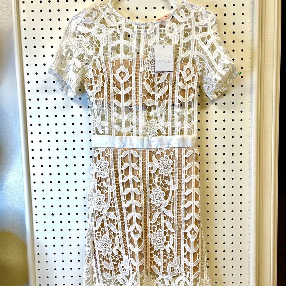 White and Cream Sheath Mini Dress with Crew Neck for Wedding Guest